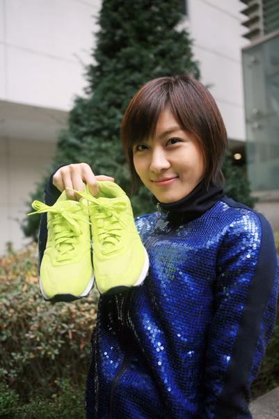 Ха Чжи Вон жертвует обувью...