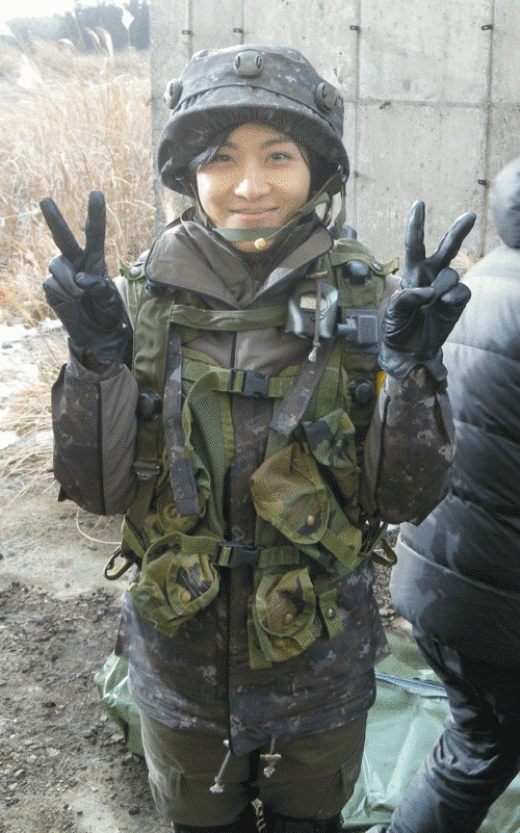 Красавица Ха Чжи Вон в военной форме.