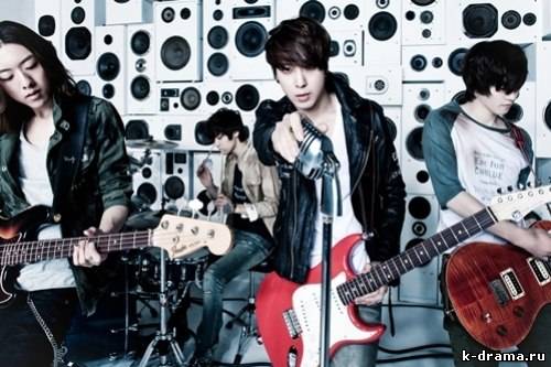 CNBlue возглавили чарты с “Hey You”