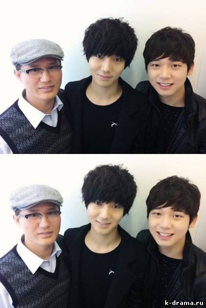 ЕСон из Super Junior показывает фотографию с членами его семьи