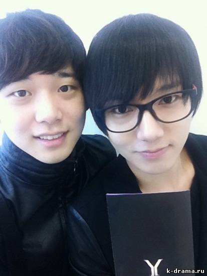 ЕСон из Super Junior показал фотографию с его младшим братом