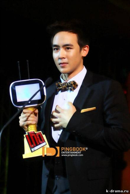 НикКун из 2PM получил награду в категории “Самый Влиятельный Человек” на Церемонии «Kerd Awards» в Таиланде!