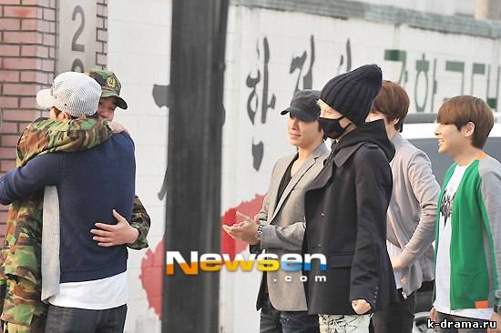 КанИн из Super Junior вернулся из армии и был тепло встречен участниками группы