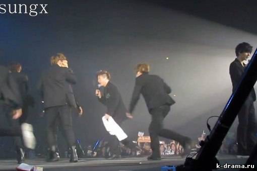 Французские поклонницы кидали свои бюстгальтеры на сцену во время концерта Super Junior