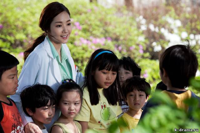Пак Мин Ён сфотографировалась вместе с детьми на съемочной площадке своей новой драмы