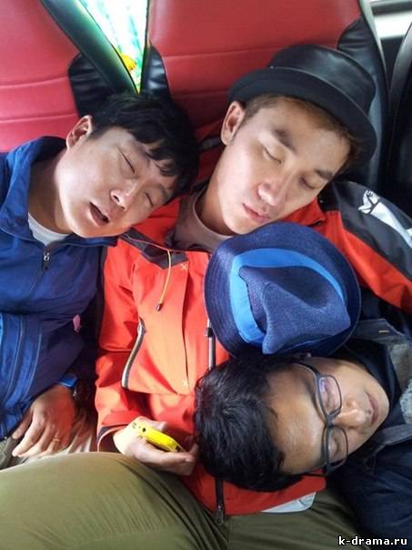 Чжу Вон показал фото своих спящих коллег по съемкам
