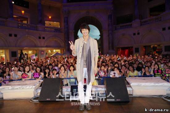 Ким Бом успешно дебютировал в качестве певца в Японии.