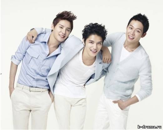 JYJ продемонстрировали свою чистую кожу на фоне светлой одежды