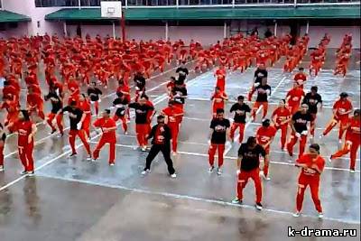 Филиппинские заключенные танцуют “Gangnam Style”