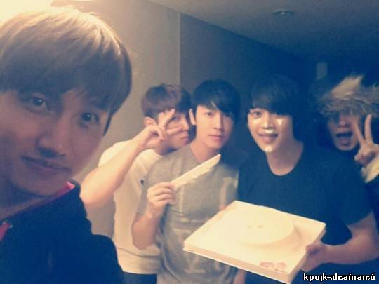 Участники Super Junior поделились в твиттере фотографиями с празднования дня рождения Минхо из SHINee