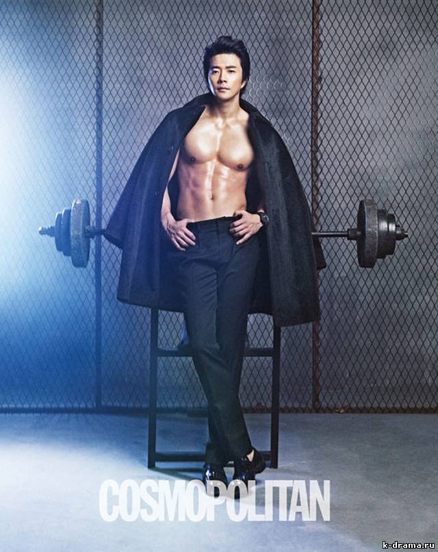 Квон Сан У продемонстрировал свое мускулистое тело в новом выпуске «Cosmopolitan»
