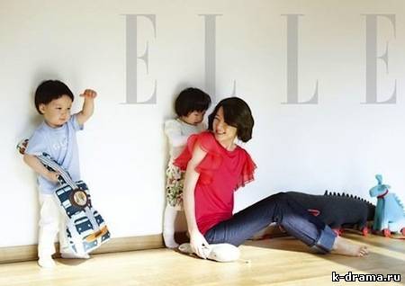 Ли Ён Э и ее близняшки для Elle.