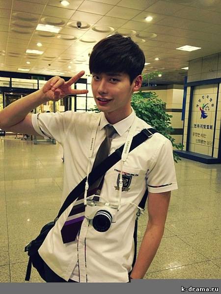 Ли Чжон Сок с камерой и в школьной форме.