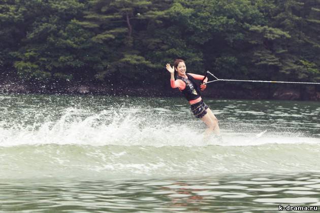 Пак Шин Хё на водных лыжах.