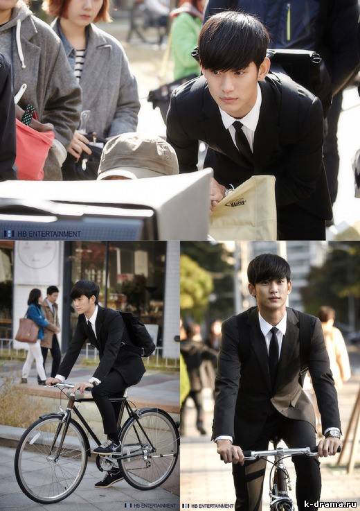 Ким Су Хён катается на велосипеде в черном костюме на промо-фото драмы “Человек со звезды”