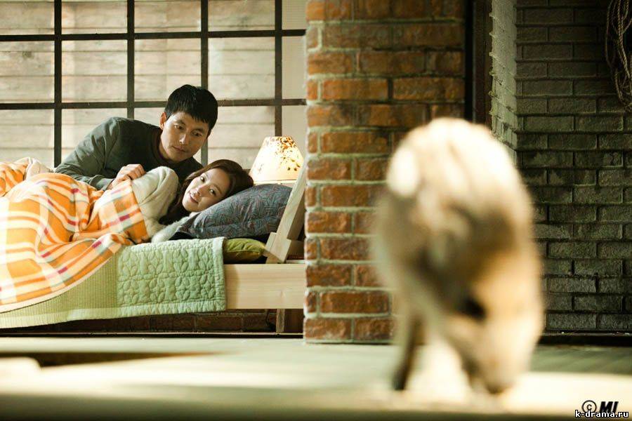 Пастельная сцена Чжон У Сона и Хан Чжи Мин в заброшенном доме..